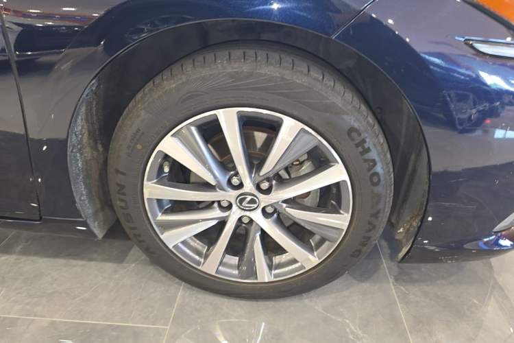 Used Lexus ES 2020 300h Premier Edition Right Front Wheel Hub