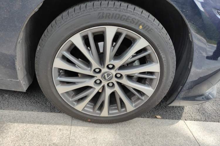 Used Lexus ES 2020 300h Deluxe Edition Right Front Wheel Hub