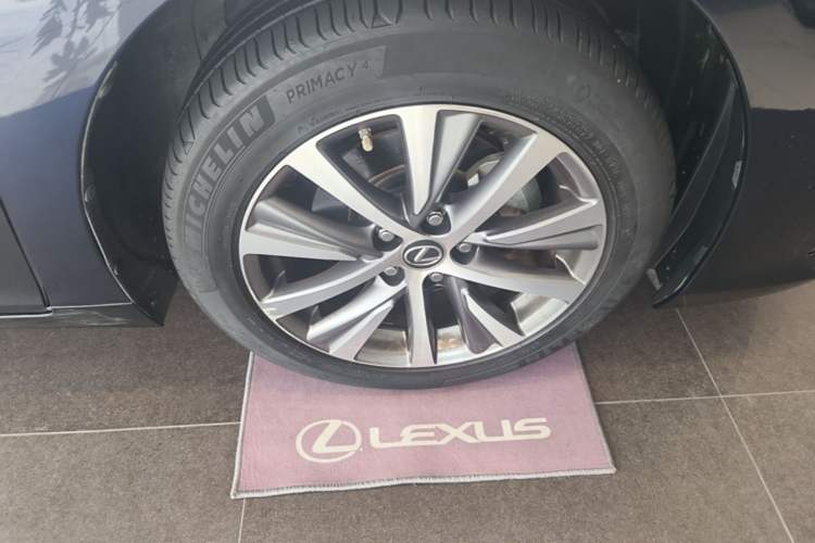 Used Lexus ES 2020 200 Excellence Edition Right Front Wheel Hub