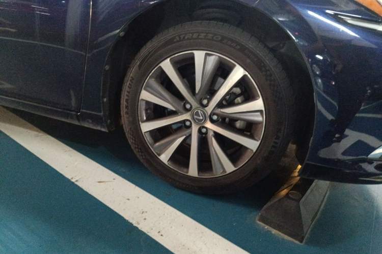 Used Lexus ES 2020 200 Excellence Edition Right Front Wheel Hub