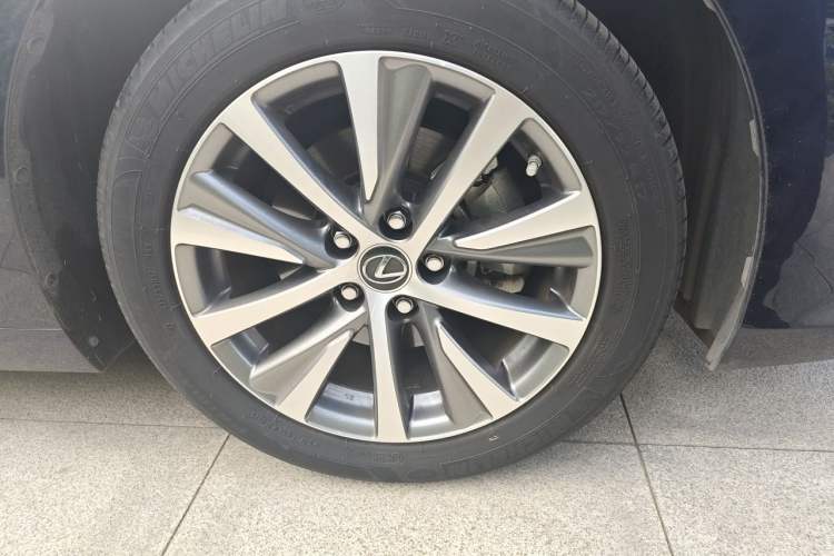 Used Lexus ES 2020 200 Luxury Edition Right Front Wheel Hub