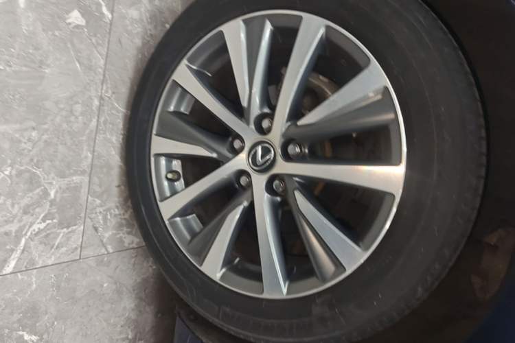 Used Lexus ES 2020 300h Premier Edition Right Rear Wheel Hub