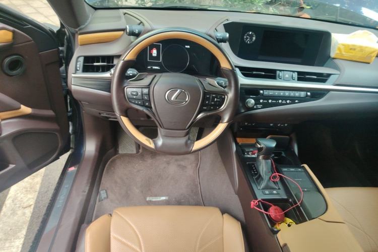 Used Lexus ES 2020 300h Deluxe Edition Steering Wheel