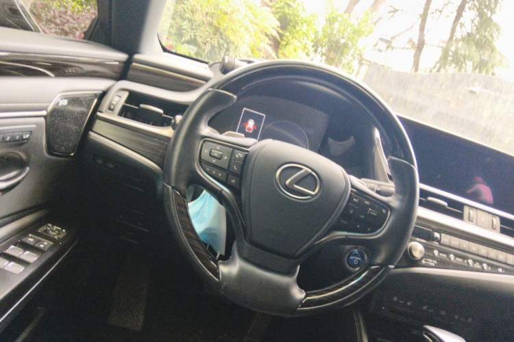 Used Lexus ES 2020 300h Executive Edition Steering Wheel