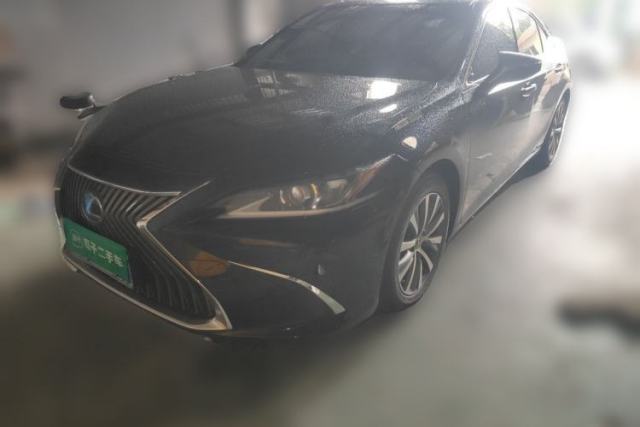 Ojetý Lexus ES 2020 300h Premier Edition