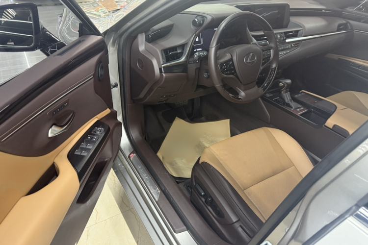 Used Lexus ES 2020 200 Luxury Edition Interior 2