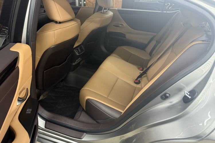 Used Lexus ES 2020 200 Luxury Edition Interior 3