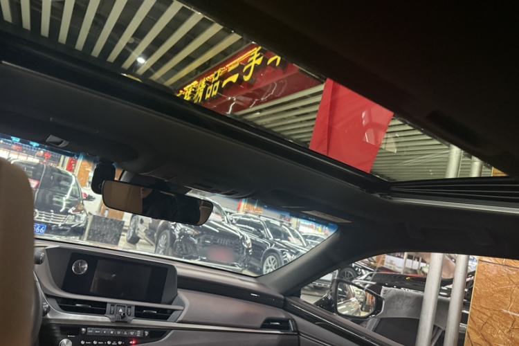 Used Lexus ES 2020 200 Luxury Edition Interior 4