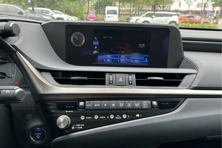 Used Lexus ES 2020 300h Deluxe Edition Audio And AC Panel