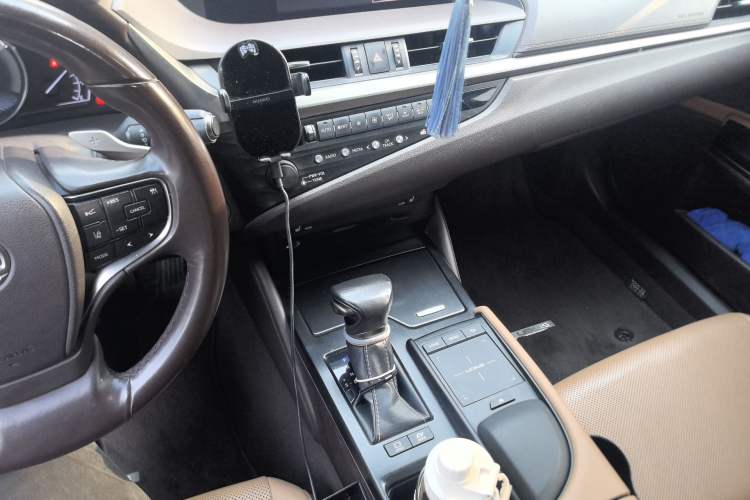 Used Lexus ES 2020 300h Premier Edition Audio And AC Panel