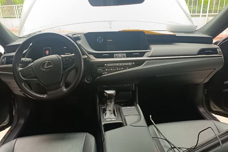 Used Lexus ES 2020 300h Premier Edition Center Console
