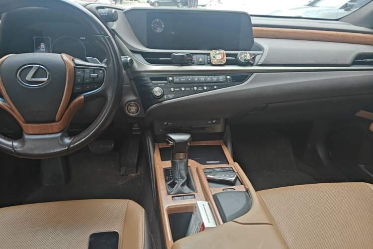Used Lexus ES 2020 200 Excellence Edition Center Console