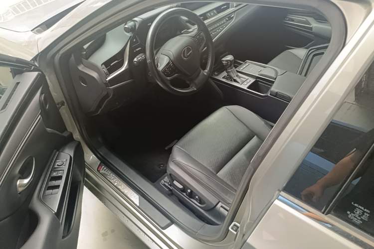 Used Lexus ES 2020 300h Premier Edition Driver Seat