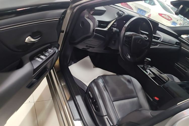 Used Lexus ES 2020 300h Deluxe Edition Driver Seat