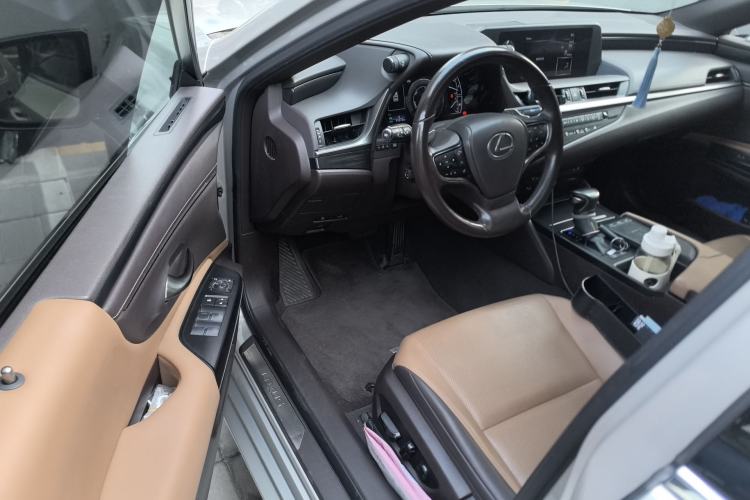 Used Lexus ES 2020 300h Premier Edition Driver Seat