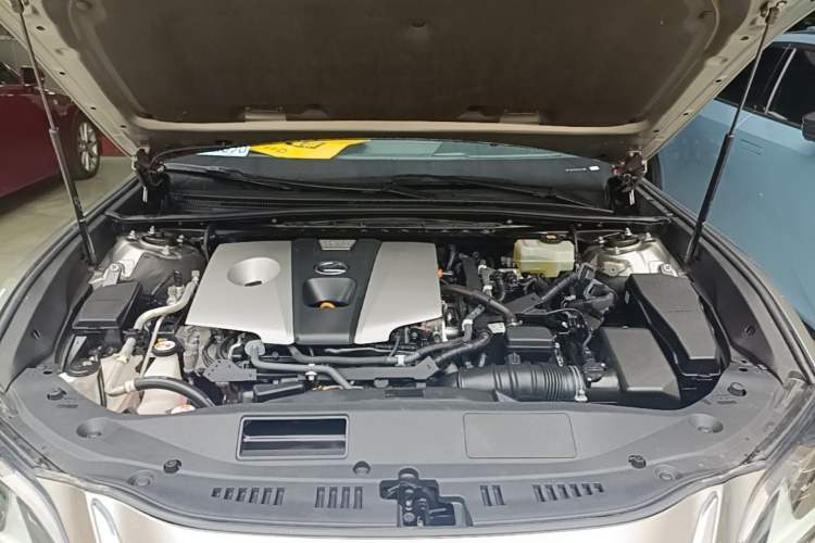 Used Lexus ES 2020 300h Premier Edition Engine Bay