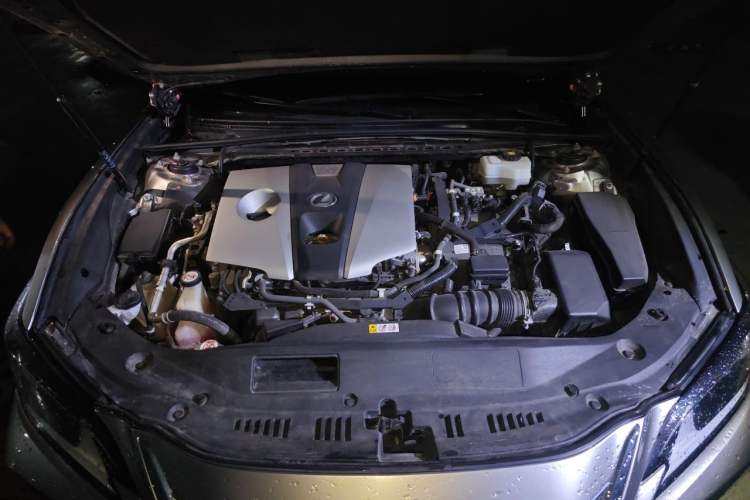 Used Lexus ES 2020 300h Premier Edition Engine Bay