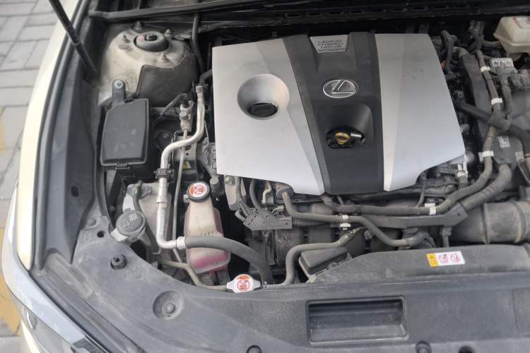 Used Lexus ES 2020 300h Premier Edition Engine Bay Right
