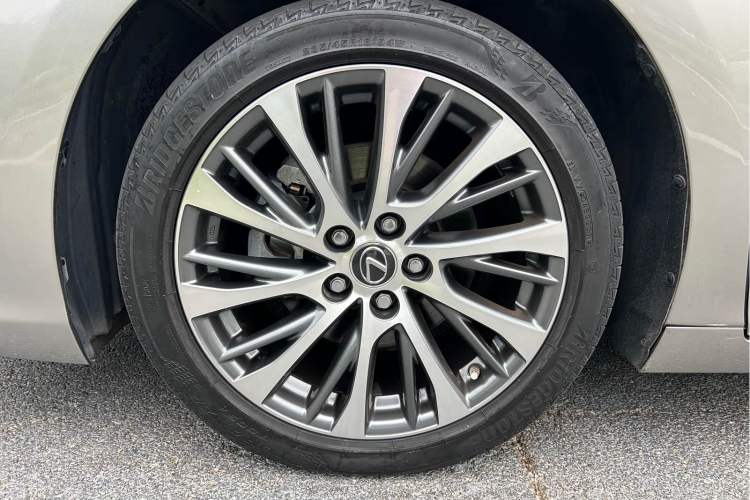 Used Lexus ES 2020 300h Deluxe Edition Exterior 10