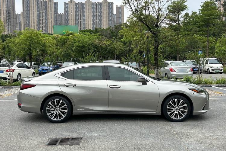 Used Lexus ES 2020 300h Deluxe Edition Exterior 4