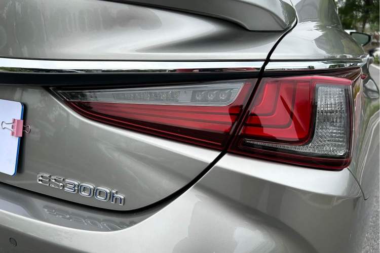 Used Lexus ES 2020 300h Deluxe Edition Exterior 9