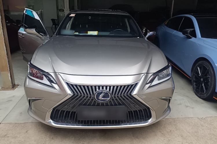 Used Lexus ES 2020 300h Premier Edition Front
