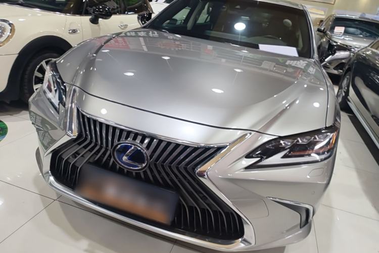 Used Lexus ES 2020 300h Deluxe Edition Front