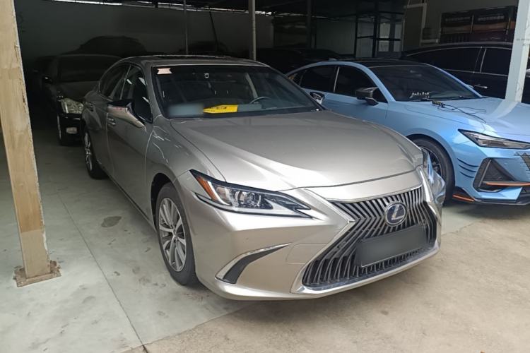 Used Lexus ES 2020 300h Premier Edition Front Right 45 Deg