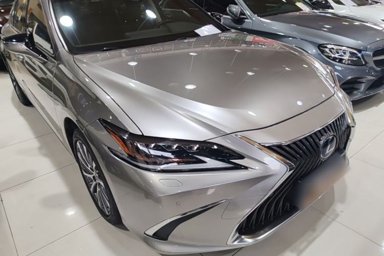 Used Lexus ES 2020 300h Deluxe Edition Front Right 45 Deg