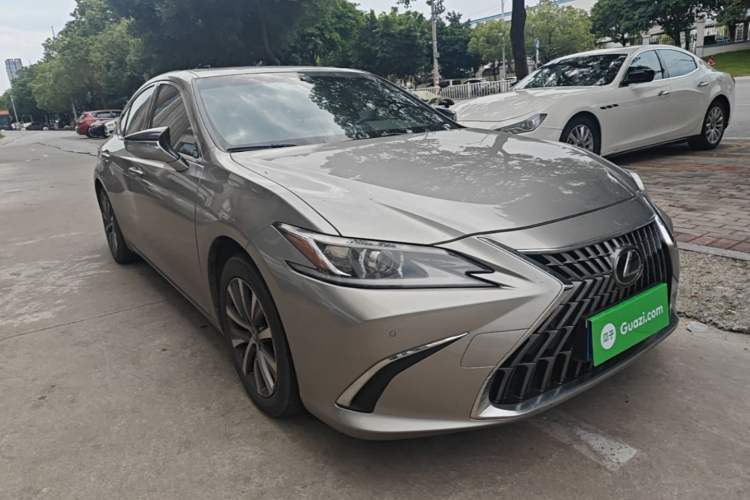 Used Lexus ES 2020 200 Excellence Edition Front Right 45 Deg