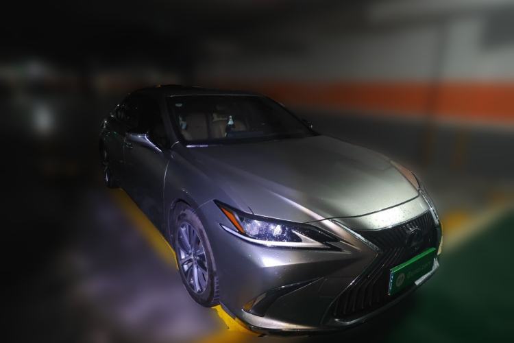 Used Lexus ES 2020 300h Premier Edition Front Right 45 Deg