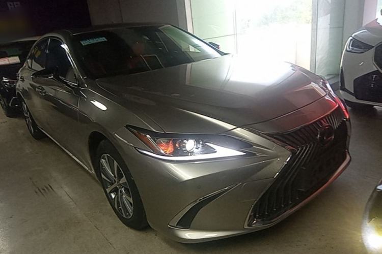 Used Lexus ES 2020 200 Luxury Edition Front Right 45 Deg