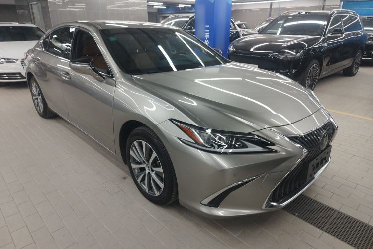 Used Lexus ES 2020 260 Excellence Edition Front Right 45 Deg