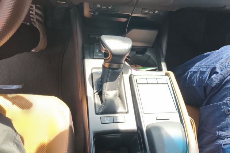 Used Lexus ES 2020 300h Deluxe Edition Gear Lever