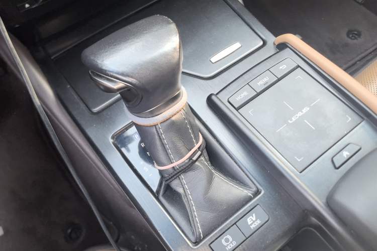 Used Lexus ES 2020 300h Premier Edition Gear Lever