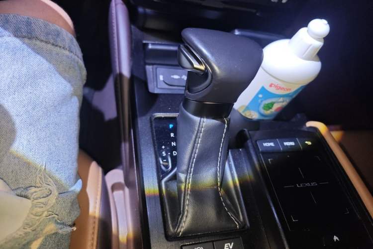 Used Lexus ES 2020 300h Premier Edition Gear Lever