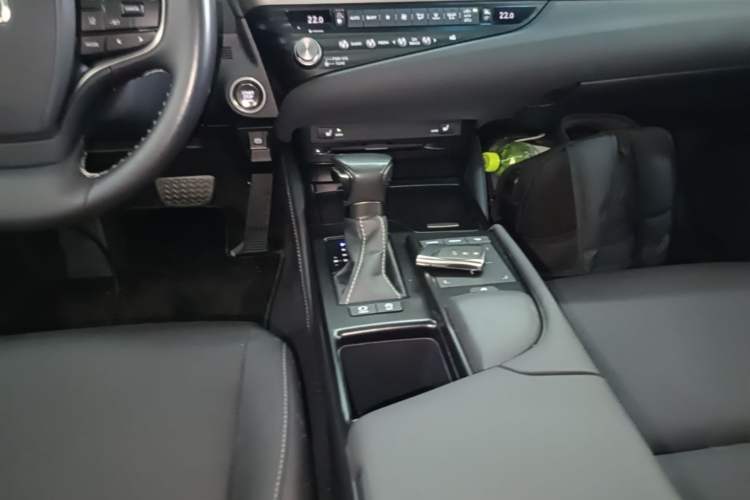 Used Lexus ES 2020 200 Excellence Edition Gear Lever