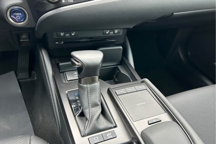 Used Lexus ES 2020 300h Deluxe Edition Interior 11