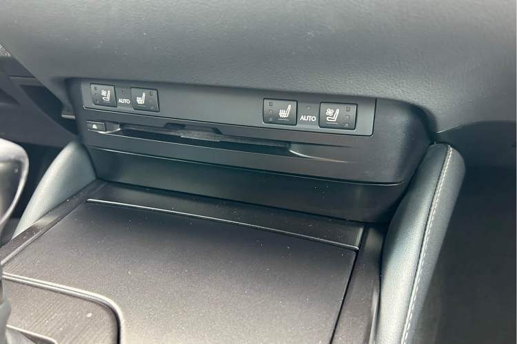 Used Lexus ES 2020 300h Deluxe Edition Interior 12