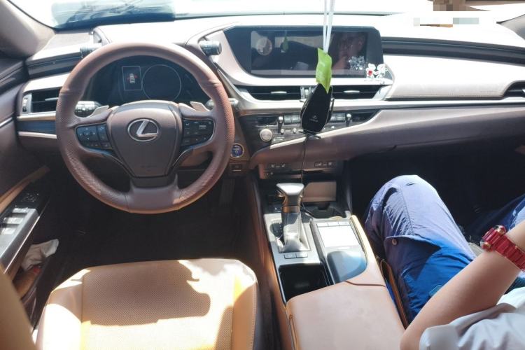 Used Lexus ES 2020 300h Deluxe Edition Interior 2