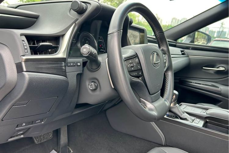 Used Lexus ES 2020 300h Deluxe Edition Interior 2
