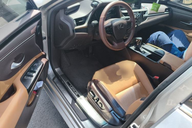 Used Lexus ES 2020 300h Deluxe Edition Interior 3