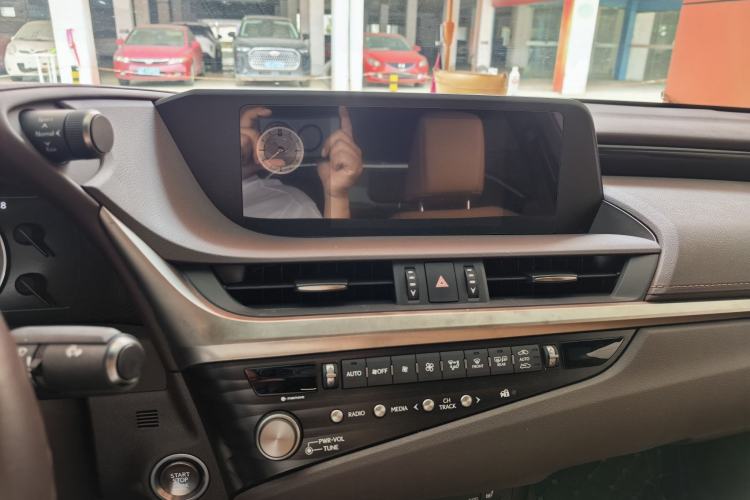 Used Lexus ES 2020 200 Excellence Edition Interior 4