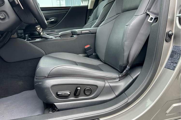 Used Lexus ES 2020 300h Deluxe Edition Interior 4