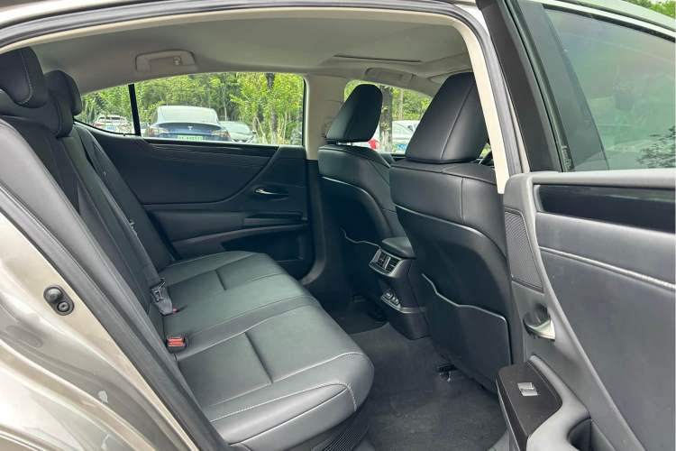 Used Lexus ES 2020 300h Deluxe Edition Interior 7