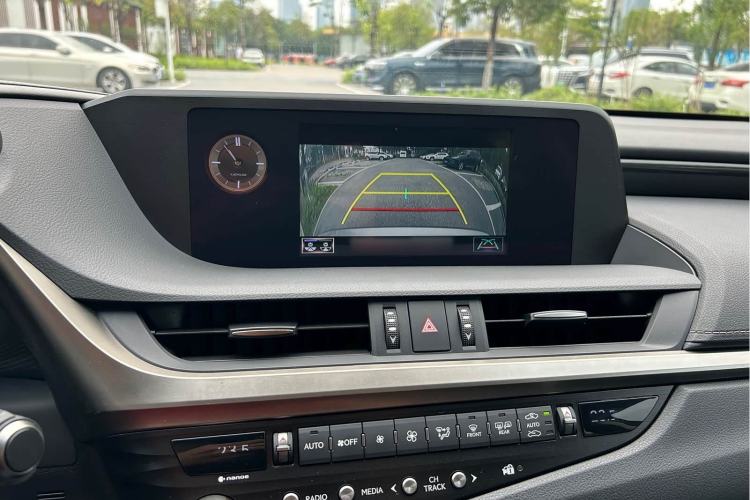 Used Lexus ES 2020 300h Deluxe Edition Interior 9