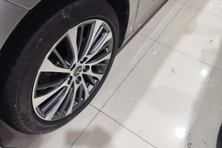 Used Lexus ES 2020 300h Deluxe Edition Left Front Wheel Hub