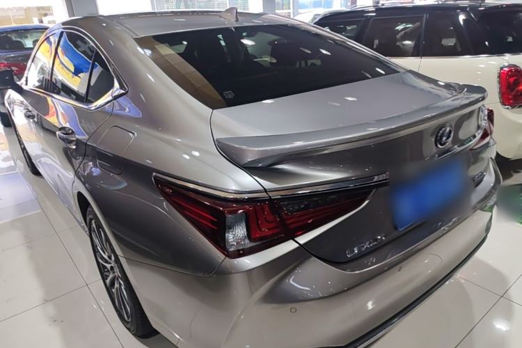 Used Lexus ES 2020 300h Deluxe Edition Rear Left 45 Deg