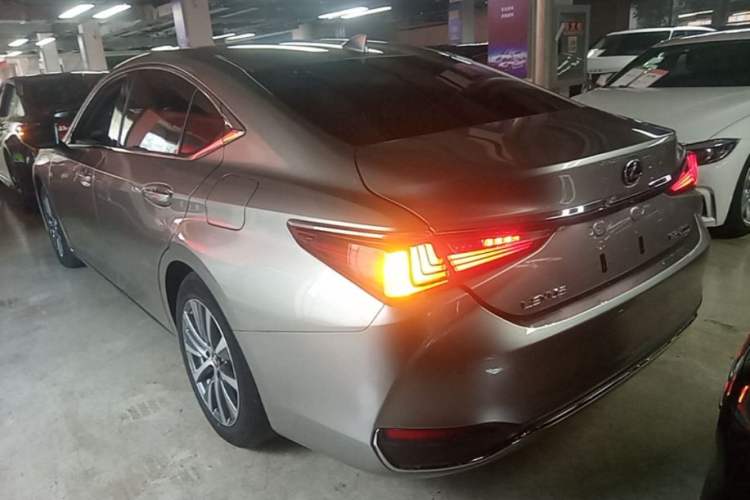 Used Lexus ES 2020 200 Luxury Edition Rear Left 45 Deg