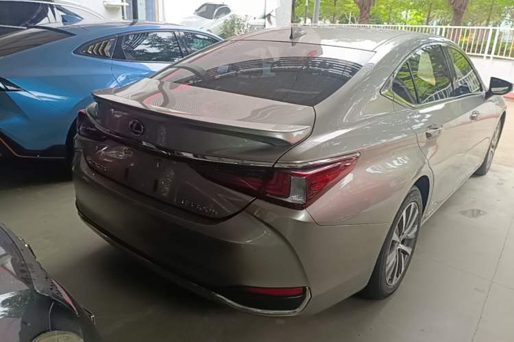 Used Lexus ES 2020 300h Premier Edition Rear Right 45 Deg